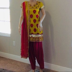 Indian Bollywood style embroidered chiffon and silk salwar suit size small